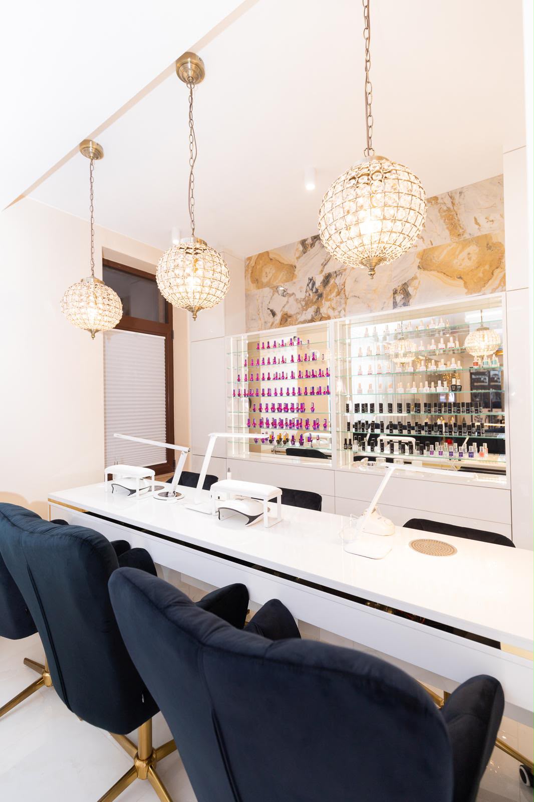 Stanowiska do manicure z kryształowymi lampami