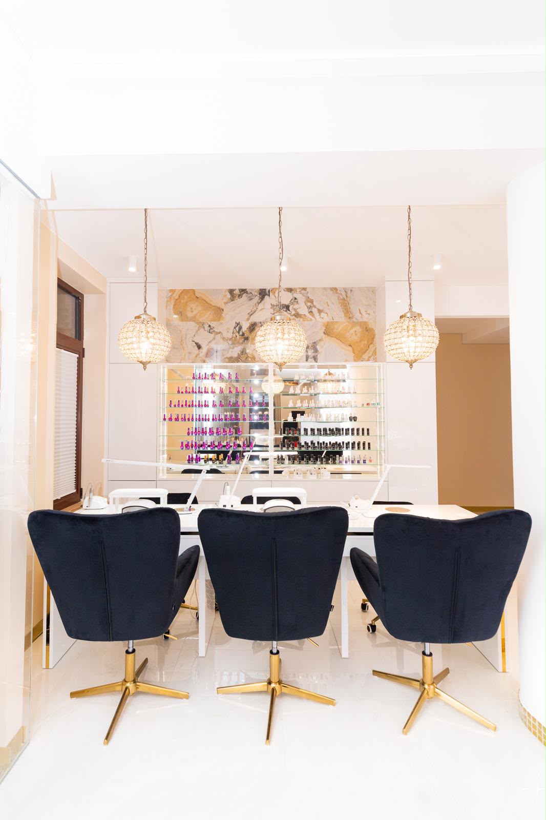Stanowiska manicure z granatowymi fotelami